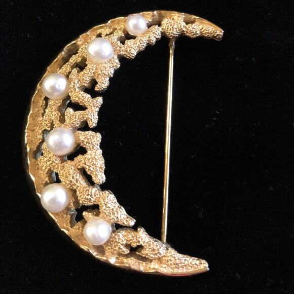 Vintage Trifari Crescent Moon Textured Gold Plated Brooch/Pin 1.75 x1.5 - Picture 1 of 5